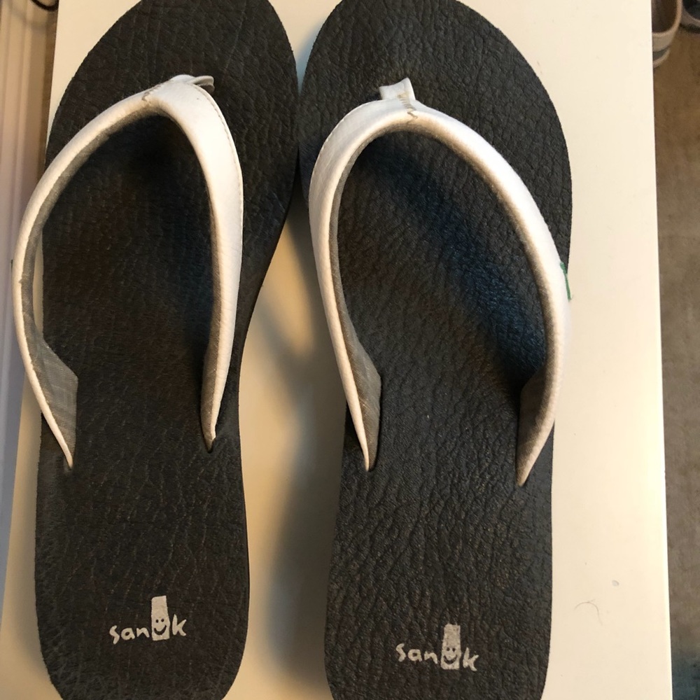 Sanuk heel flip flops